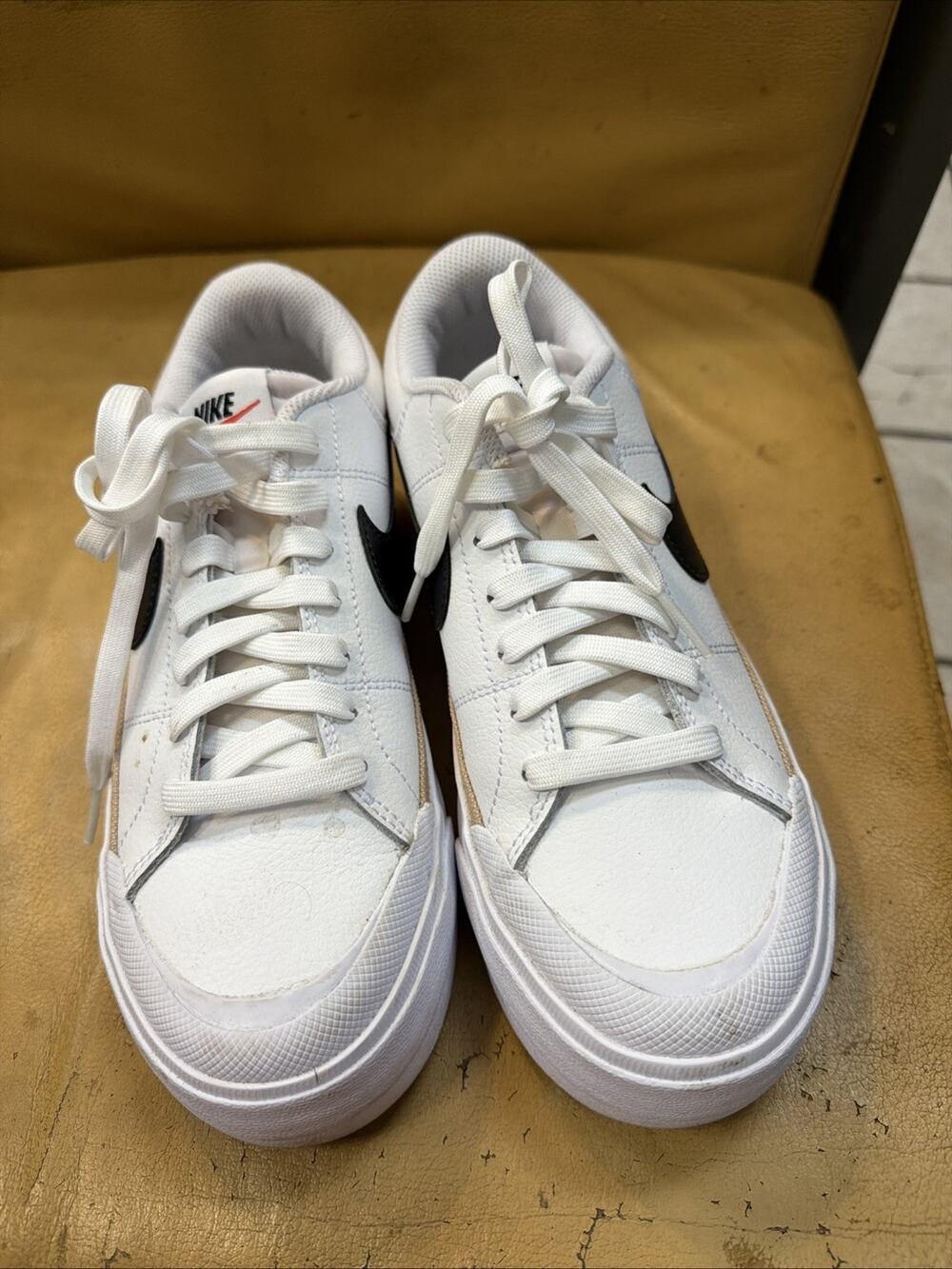 Nike White/Black Low Top Lace-Up Athletic Sneakers Logo Unisex Adults 7.5